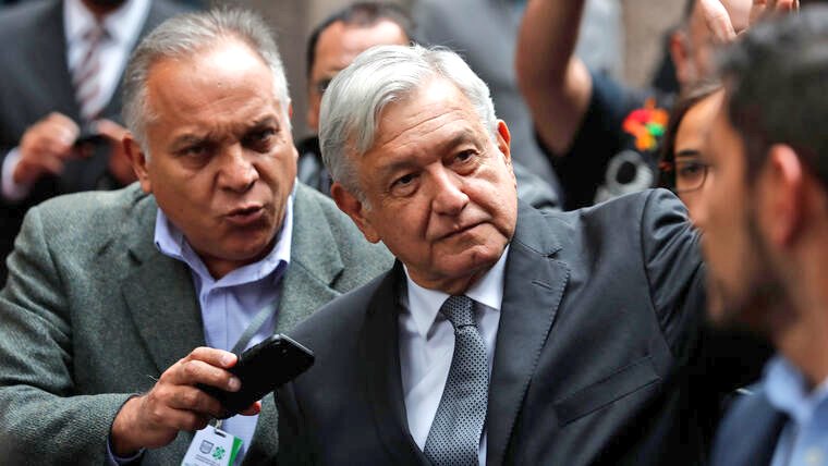 alfredoalvarez1's tweet photo. NOS EQUIVOCAMOS: Ser tercer país no es una carga, para algunos. Empresario aliado del PRI mexiquense, dueño de ETN beneficiado con la mayor parte de los mil millones de pesos usados para "Deportar en camiones de lujo".

Auditorías no hallaron evidencias de traslados. 

Han salido contratos para alimentos, deportaciones aéreas en charters y terrestres, remodelaciones de estaciones migratorias, equipos CONTRAINCENDIOS, alimentación, enfermerías y SEGURIDAD PRIVADA.

No hay nada de lo pagado, uno que otro camión ETN, 4 guardias en lugar de 500, no extintores y mucho menos comida.

No hay forma que López Obrador no esté enterado, ya que las auditorías han fallado todas, pero se mantiene misma operación con Francisco Garduño al frente.