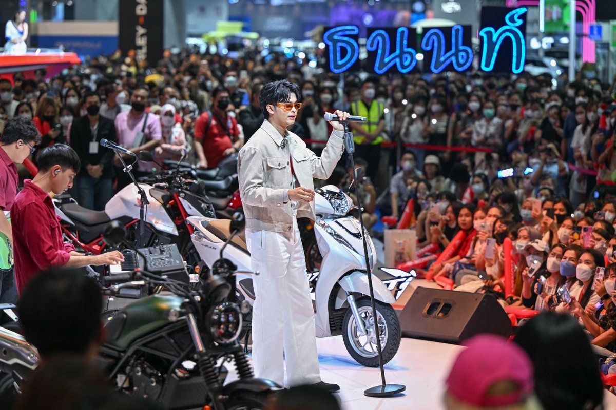 newsway_ent's tweet photo. Honda Lead125 จัดให้แบบไม่ยั้ง กับมินิคอนเสิร์ต “นนท์ ธนนท์” เเบบ Exclusive ขั้นสุด!แจกของจาก U-Box ถึงมือแฟนคลับ จนบูธรถจักรยานยนต์ฮอนด้าแทบแตก!
อ่านต่อ  https://t.co/bRsJh1SqNo
 
#AllNewLead125 #MotorShow2023 #HondaThailand #Honda #WhatStopsYou #NONTANONT #ThaiHonda https://t.co/7I8YCNJmHS