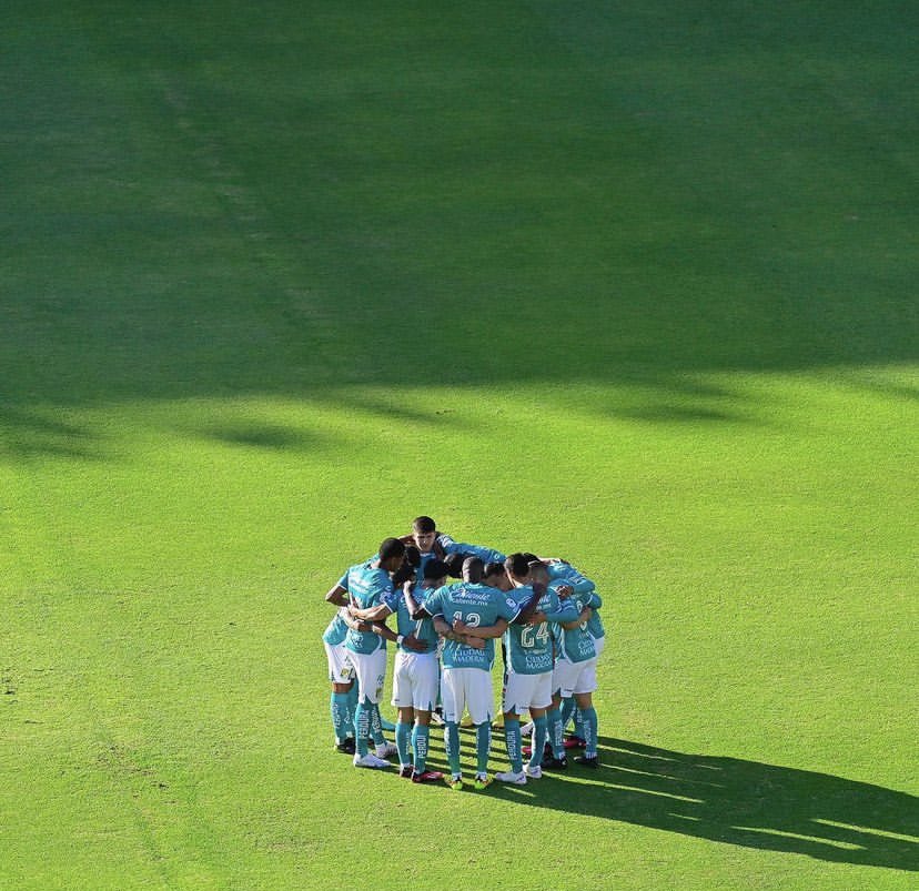 La_hinchada's tweet photo. ESTE EQUIPO TIENE LOS HUEVOS MÁS GRANDES DE TODA LA LIGA.
CONTRA 12, CONTRA EL VAR Y CONTRA LA TELEVISORA QUE CONTROLA EL FÚTBOL LEÓN SE PLANTÓ Y SACO EL EMPATE. HOY ESTÁ FRASE SE SIENTE MÁS QUE NUNCA; SER FIERA ES UN ORGULLO. https://t.co/t06Zu5ua4N