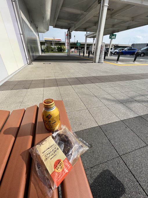 むさしの森珈琲　鶴ヶ島店でパンケーキでも食べて帰ろうと思ってたのにめっちゃ並んでて、女子や家族連れが多い中おっさんが一人