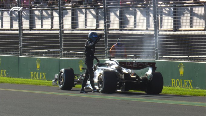 BallongaFoot's tweet photo. Oh no! 😱 George Russell is out of the race after his car started spewing smoke and flames 🔥🏎️ #AusGP #F1 #LAP18 https://t.co/5AokPeHOHW