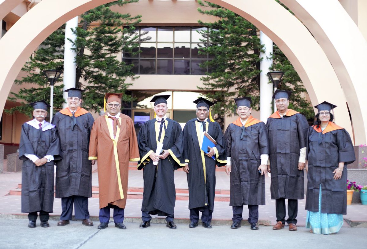askhimanshurai's tweet photo. Honored to have the esteemed members of the Board of Governors of @IIM_I join us for the #24thConvocation. Their constant guidance & support have been instrumental in propelling #IIMIndore to greater heights. The institute is grateful for their presence on this special day. (3/6) https://t.co/i7L99n6zA8