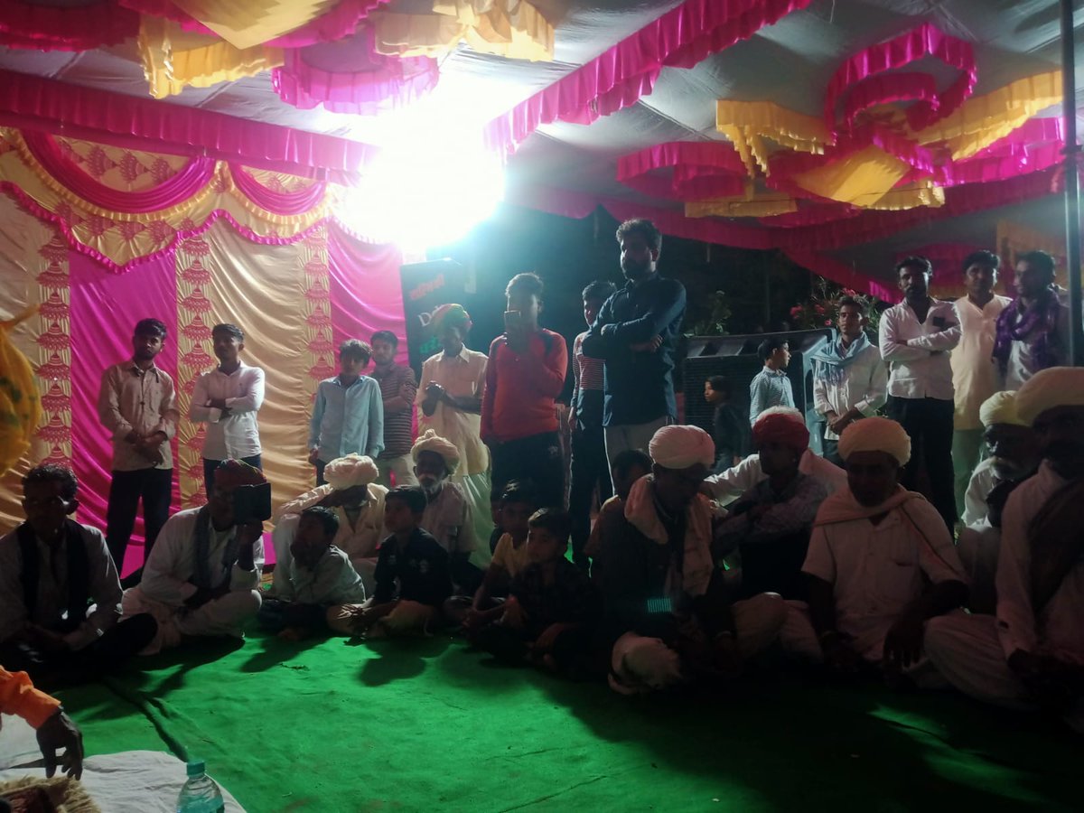 BaytuBalaram's tweet photo. बायतु विधानसभा क्षेत्र के गाँव परेऊ में श्री ठाकरराम जी मेघवाल राजस्थान मरूधरा बैंक में कार्यालय सहायक पोस्ट से सेवानिवृत्त होने पर निवास स्थान पर अभिनन्दन समारोह में सम्मिलित होकर शुभकामनाएं दीं।
#Pareu #Gida #Baytu https://t.co/TXBimA5DLP