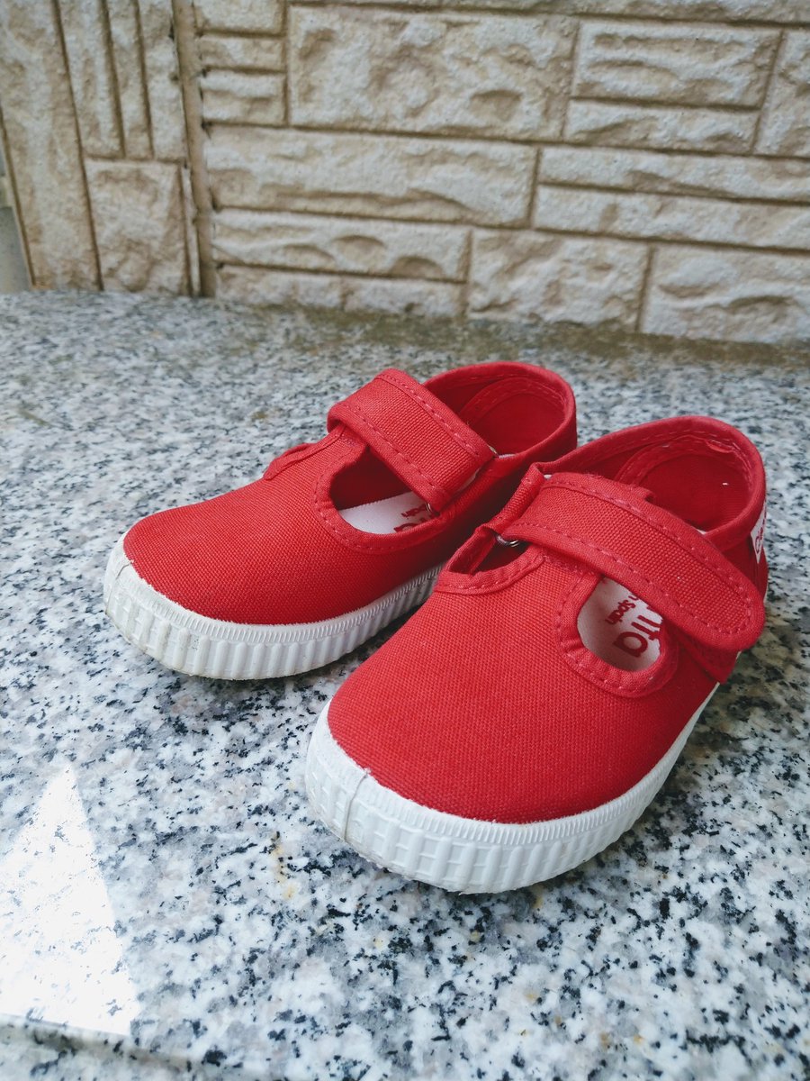 LuckySt82904876's tweet photo. 赤い靴👟 履いてた女の子〜🎵
次女へのクリスマスプレゼント🎀
今日のお散歩でようやくデビュー🍀✨
#Cienta 　#子供靴 https://t.co/CJ2TizK1cU