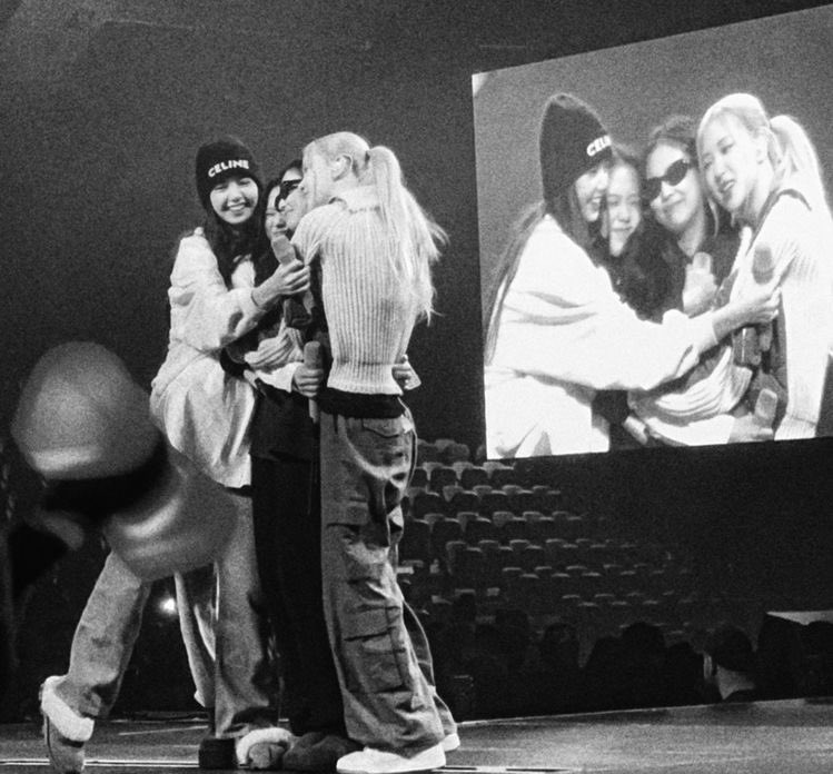 romes_are_rosie's tweet photo. WE ARE PROUD OF BTS
WE ARE PROUD OF BLACKPINK
RESPECT JIMIN
RESPECT JENNIE
RESPECT JISOO
RESPECT BTS
RESPECT BLACKPINK
#RespectBts
#RespectBlackpink https://t.co/7KNNpKewj2