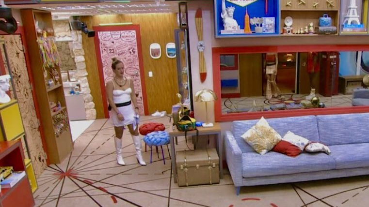 centralreality's tweet photo. Bruna tirou o look da festa e vestiu uma roupa dela. #BBB23 https://t.co/D0Y6ydeWDE