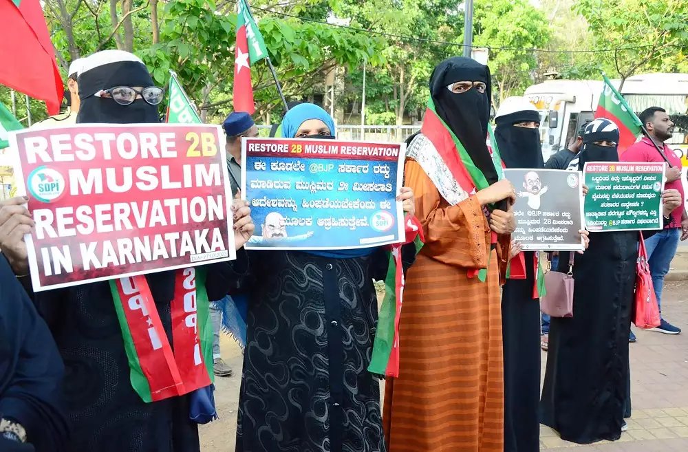 timesofindia's tweet photo. #TOIColumn | 2b or not to 2b? Exclusive ‘Muslim’ quota needs to be re-evaluated
Is an exclusive religion-based quota tenable? writes @KhalidAAnsari4
https://t.co/yoVtXQJBP5 https://t.co/BeYoScLKH5