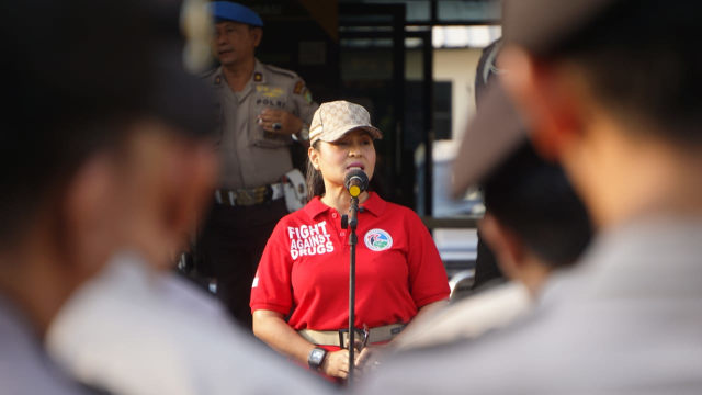 Leonita_Lestari's tweet photo. ARTIS SINETRON JADI KAPOLRES
.
.
.

Anda memang seolah diisyaratkan harus berparas cantik atau paling tidak menarik, bila dunia sinetron menjadi pilihan. Nggak selalu harus seperti itu, tapi mostly ya memang begitu… https://t.co/uv1Ay1l40d