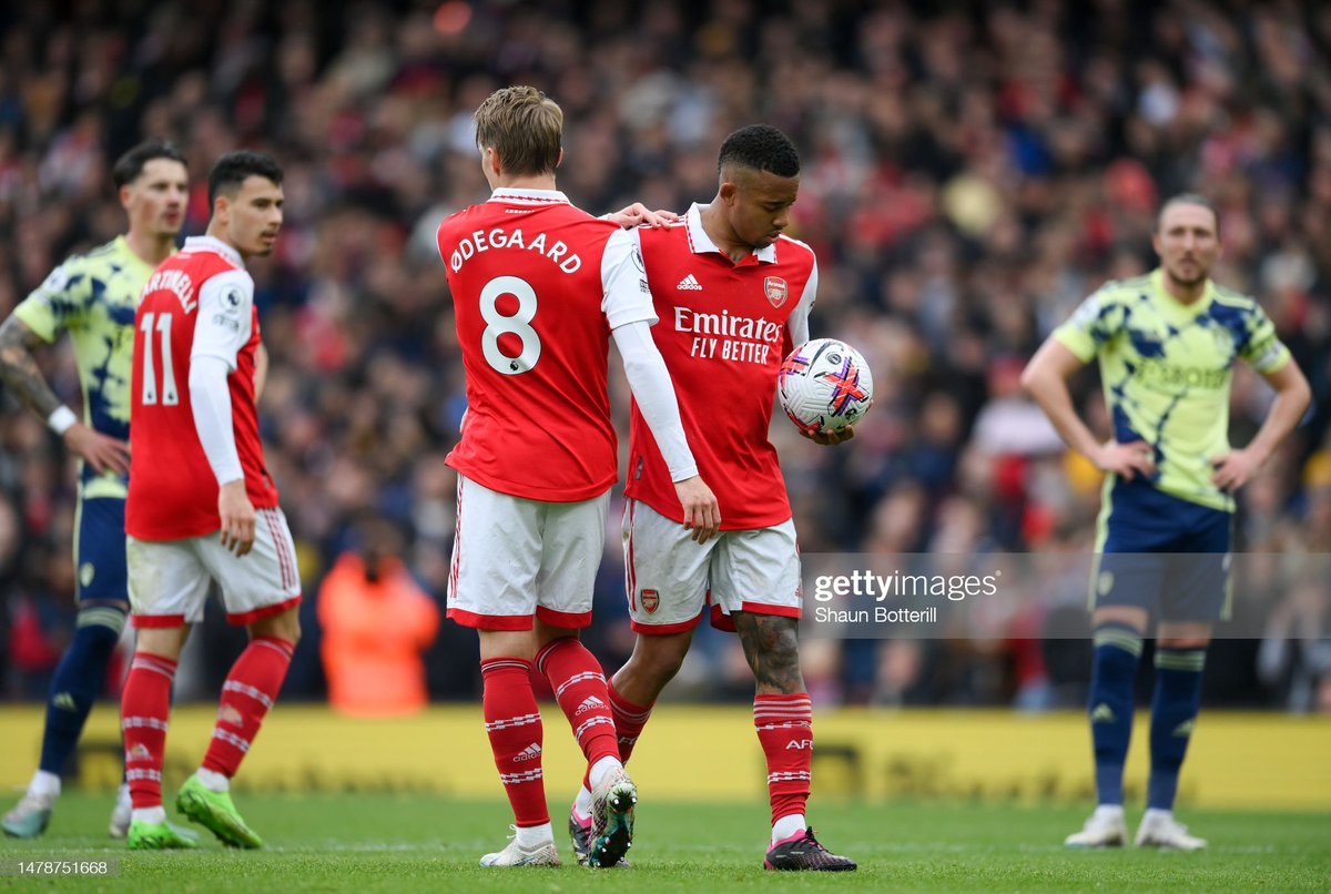 Gooners_Report's tweet photo. Awalnya saya kira Ødegaard yang akan ambil penalti (bolanya dia pegang terus), ternyata diberikan ke Gabjes. Jelas, dia butuh gol utk mengembalikan rasa percaya dirinya. 6bln tanpa gol, sangat sulit. 

Yang lain juga pada ngerti. VCC. https://t.co/ik22tLtX5i