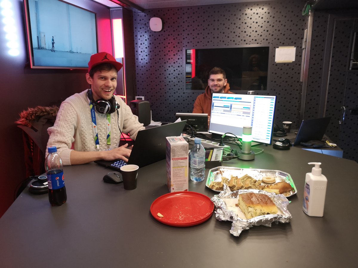 Val202's tweet photo. "5:28. Lahko noč vsem, ki ste še včerajšnji in dobro jutro vsem današnjim! Pridite zraven, budimo iz Planice."❤️- @MajValerij 

&amp; @lovrostanta https://t.co/8tMgzh8ULY