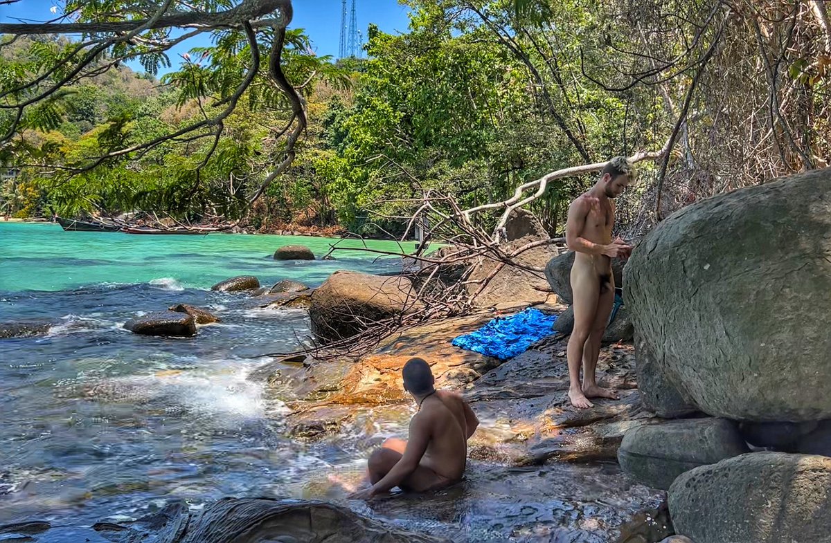 Oh nature ! #nudebeach #nakedmen #nakedinnature