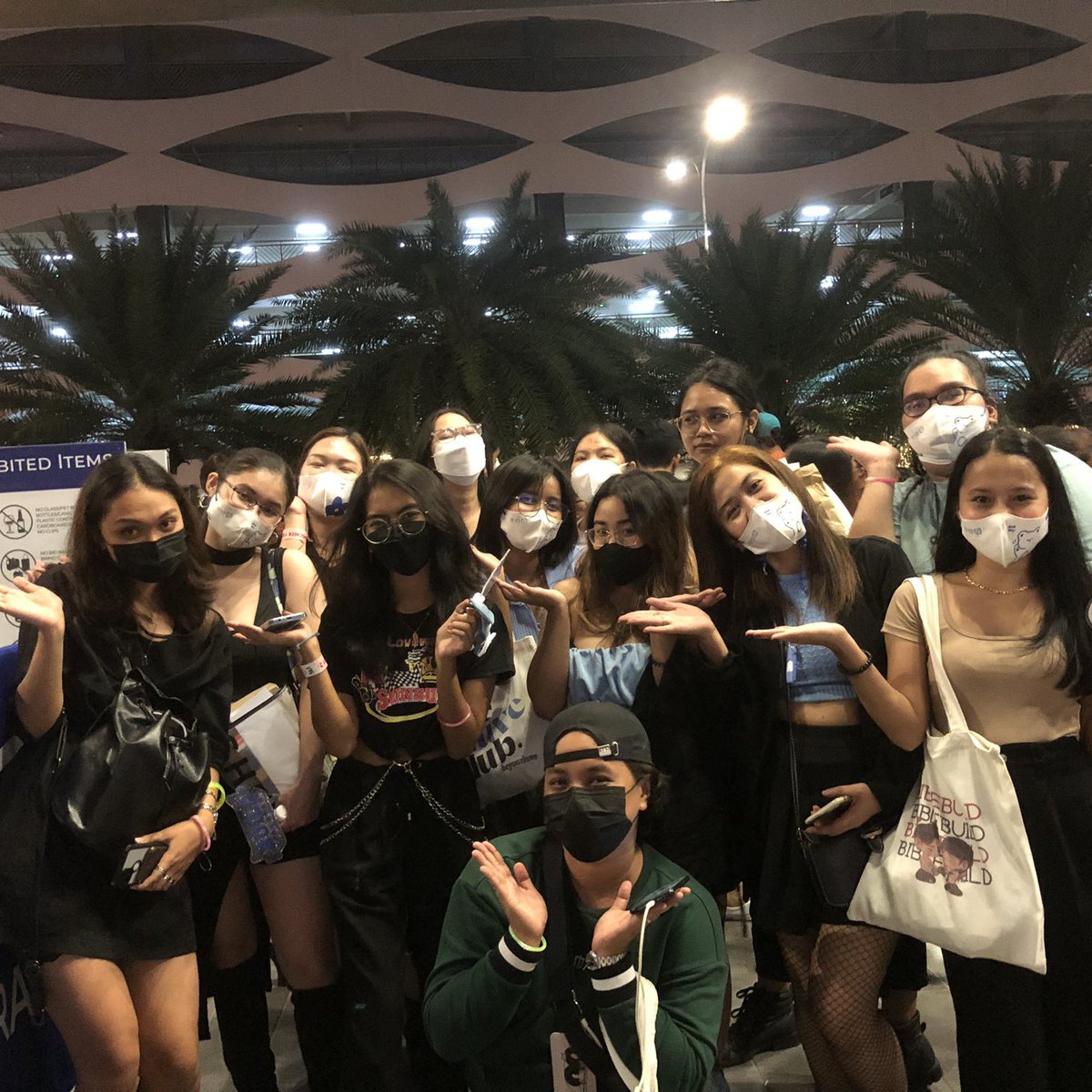 wwegath's tweet photo. happy anniversary, kinnporsche!! if it wasn't for kp, i wouldn't have had my first concert experience, and i wouldn't have met such truly amazing people!! 🫂💗 #KinnPorscheTheSeries https://t.co/OFUxyNpO2r