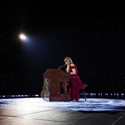 tswifterastour's tweet photo. 🚨| Taylor Swift performs “Clean” from “1989” as the second surprise song for Day 2 of ‘The Eras Tour’ in Arlington, Texas dedicated to Gracie Abrams! 
#TSTheErasTour   #ArlingtonTSErasTour https://t.co/3syvU9CwH1