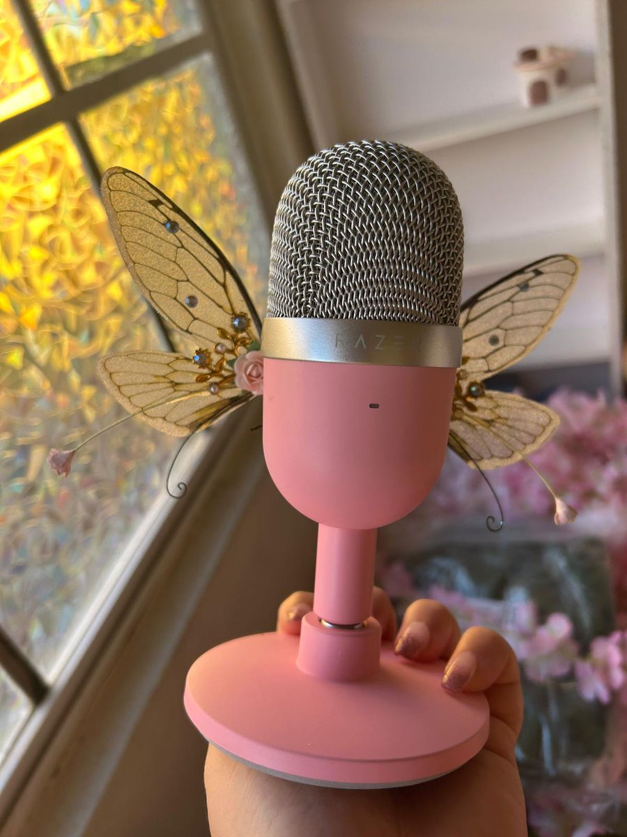 pinkfairyflower's tweet photo. Look at what I just invented on my new mic for my fairy gaming set up ✨️🌿 https://t.co/JrL94Q72PU