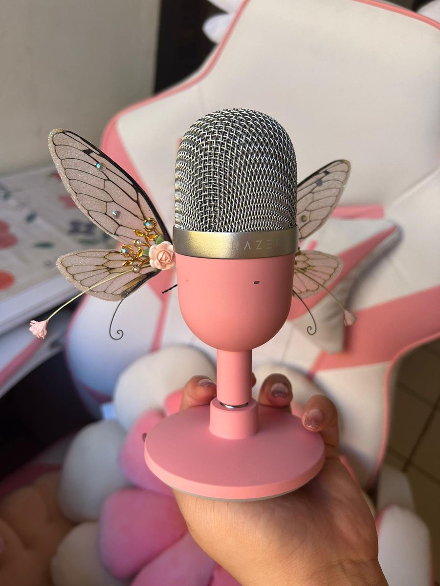 Look at what I just invented on my new mic for my fairy gaming set up ✨️🌿