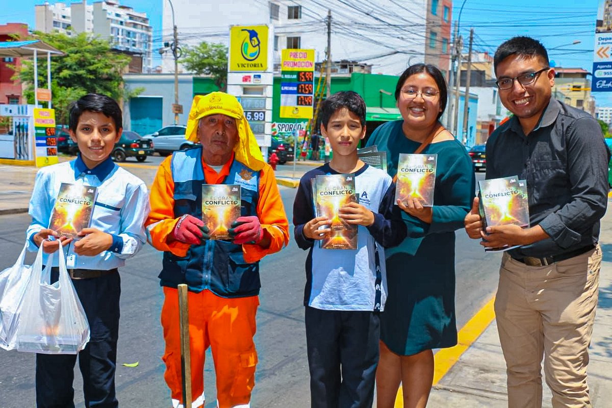 Hoy, en el día central del #ImpactoEsperanza y #PerúSiLee 🇵🇪, salimos junto a nuestros estudiantes a las calles del distrito de Breña para compartir fe y esperanza con el libro #ElGranConflicto 📙😊.