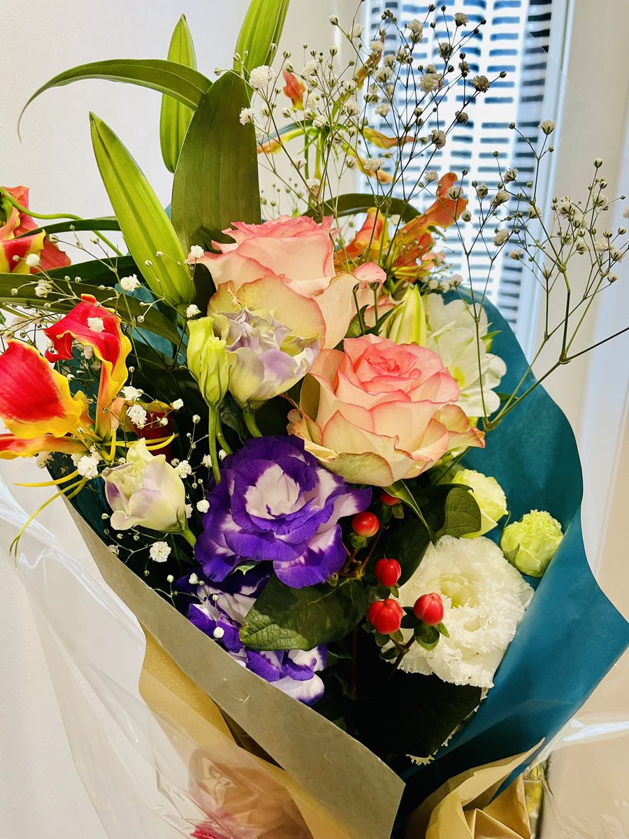 mitta_ride's tweet photo. 家に花束があったので生けました🍻 https://t.co/0ZNScBcgH5