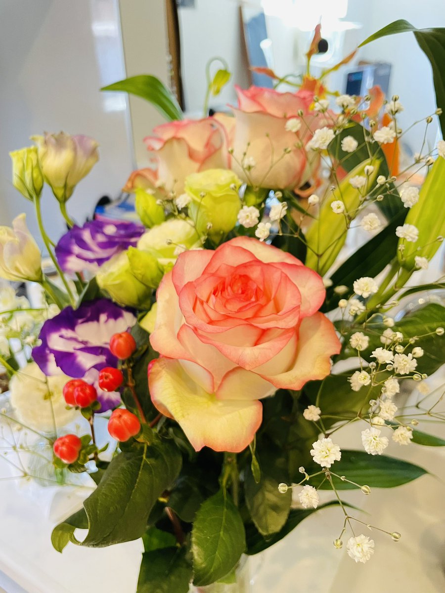 mitta_ride's tweet photo. 家に花束があったので生けました🍻 https://t.co/0ZNScBcgH5