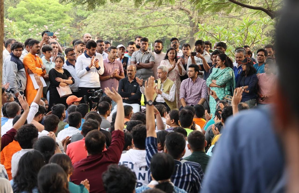 Tejasvi_Surya's tweet photo. Bengaluru’s young started Sunday with a class on PM @narendramodi’s foreign policy at Cubbon Park.

EAM Sri @DrSJaishankar was flooded with wide ranging questions on India’s foreign policy

Modi’s foreign policy is not distant &amp; dry. It’s hot topic even at public parks. https://t.co/o9KYpfcyRz