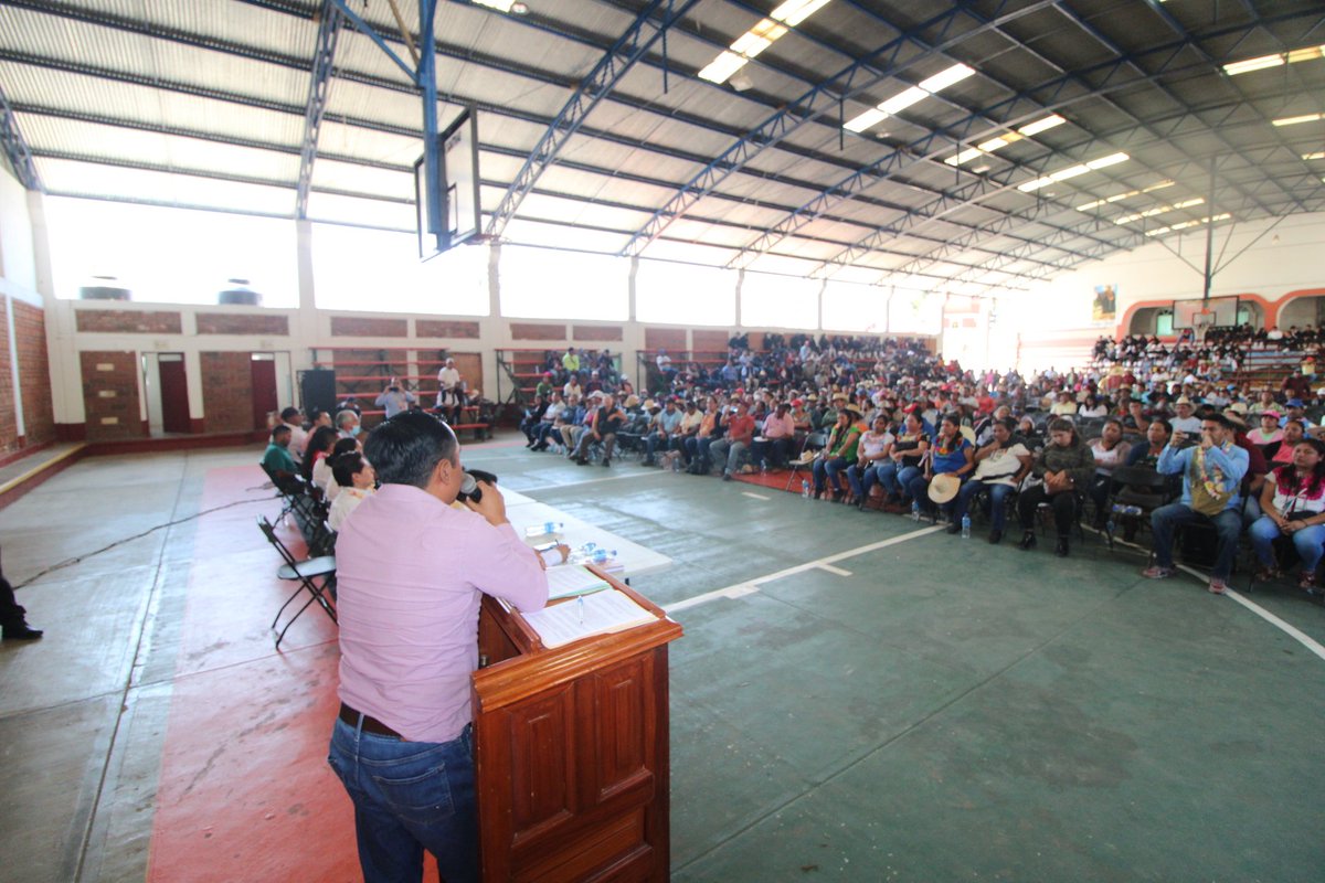 DanielGOaxaca's tweet photo. el Ing. @OlazoJaime  Coordinador Estatal de Diálogos Progresistas Oaxaca, el C. presidente Municipal de Santiago Yosondua y C. Fidel Mayren, Comisariado de Bienes Comunales de Santiago Yosondua, las y los agentes y de las comunidades de Santiago Yosondua y la C. Irma José Castro, https://t.co/czKNqtVBtM