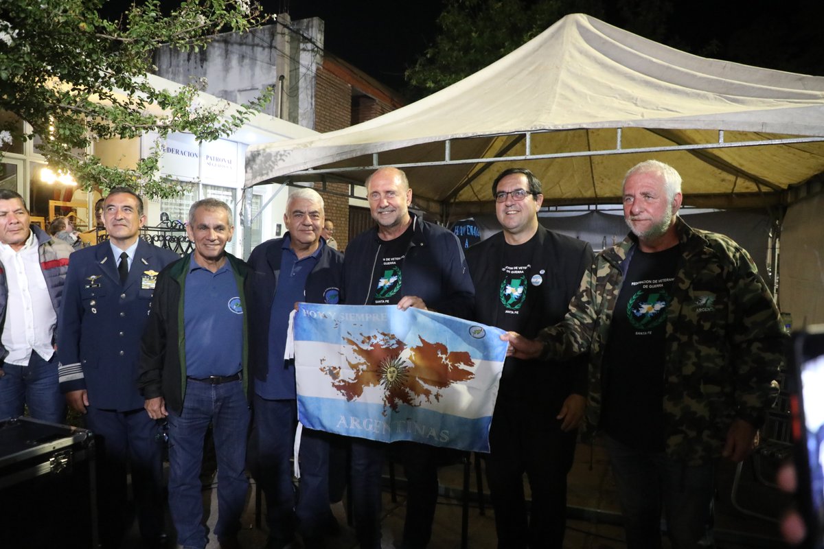 omarperotti's tweet photo. En #Reconquista junto a @VallejosEnri participamos en la vigilia por el 41° aniversario de la Guerra de Malvinas. https://t.co/OmG32TomaQ