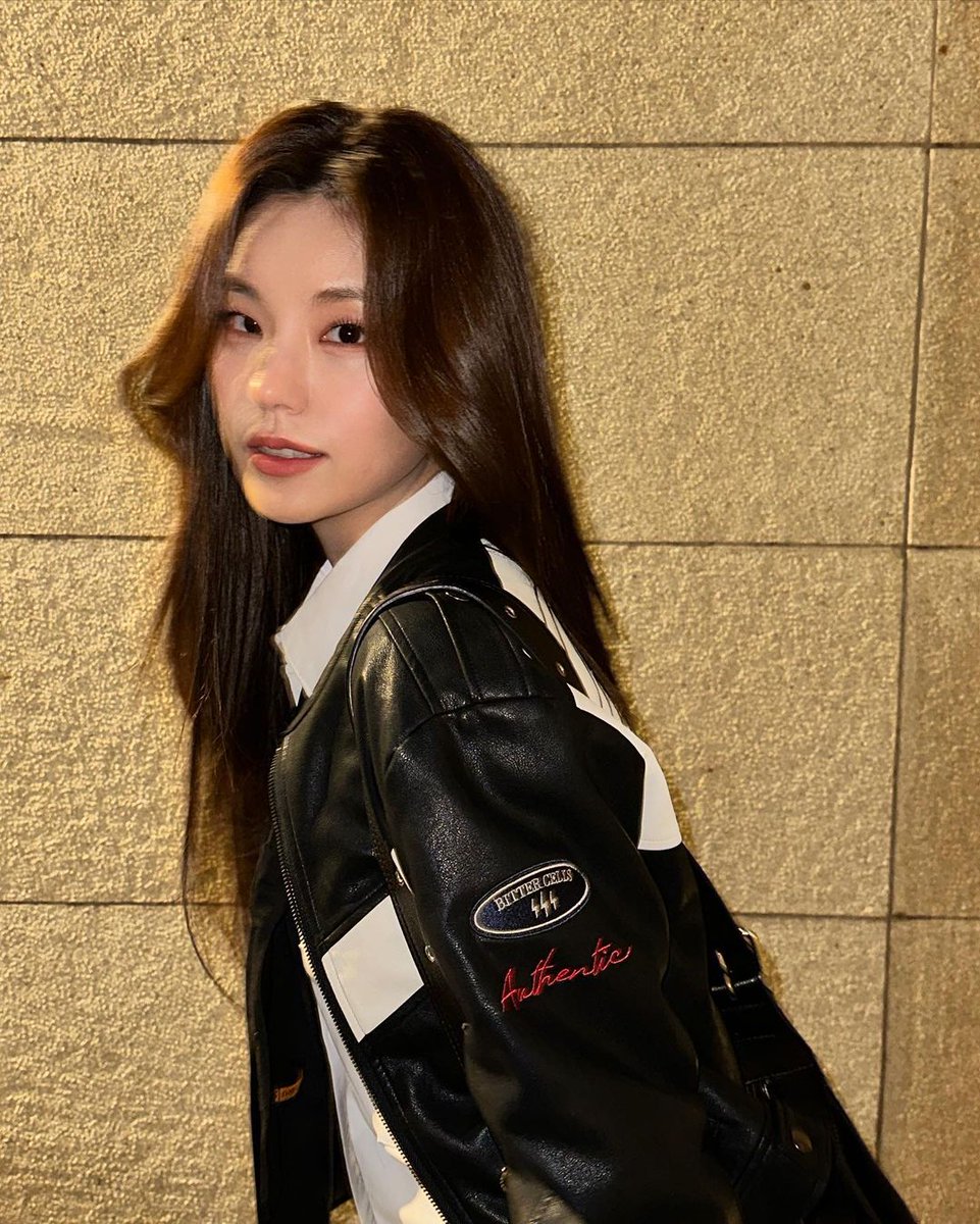 aurysoul's tweet photo. é tão difícil ser bonita https://t.co/xvGStWm75t