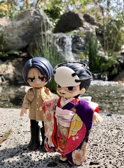 たくさんの雀が桜の花を啄んで地面に落としてました。新芽?か蜜を吸ってるのかな? 