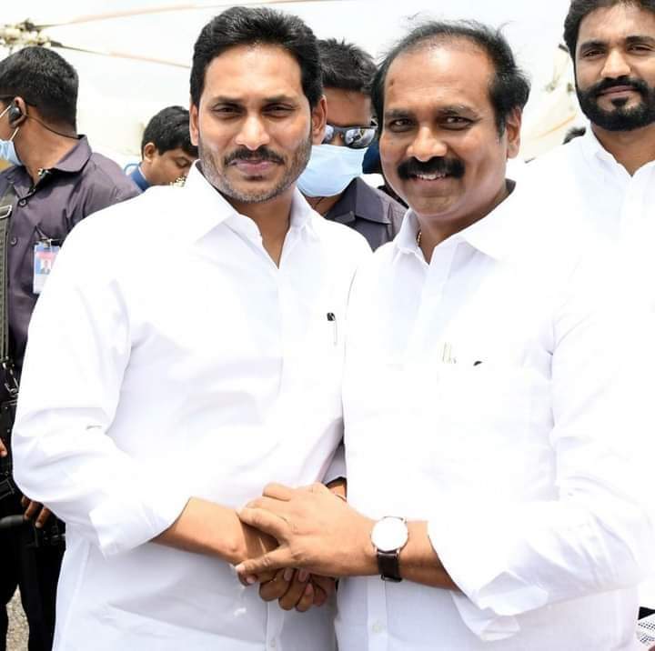 YSJ_MBCULT's tweet photo. గుంట నక్కలు ఎన్ని ఏకమైన
అడవికి రాజు సింహం మాత్రమే..!! 🦁
కాకినాడ రురల్ గడ్డ
కన్నబాబు గారు అడ్డా
#KakinadaRural #Kannababukurasala #TeamKKB #oncemorekkb https://t.co/eHkQR3xSqK