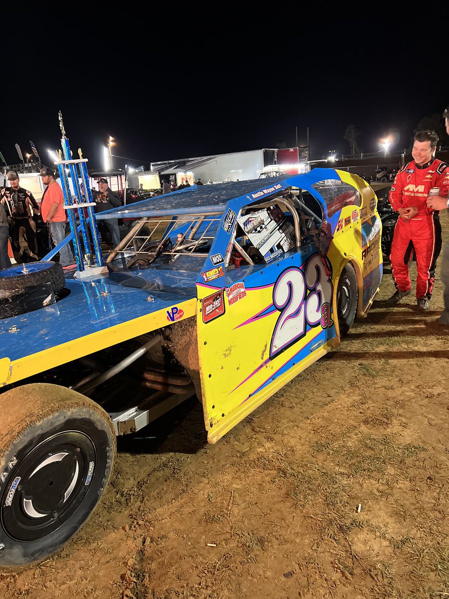 We’re bringing home the trophy tonight 🤘🏼