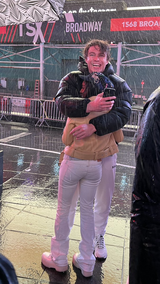 ritziroo tweet media