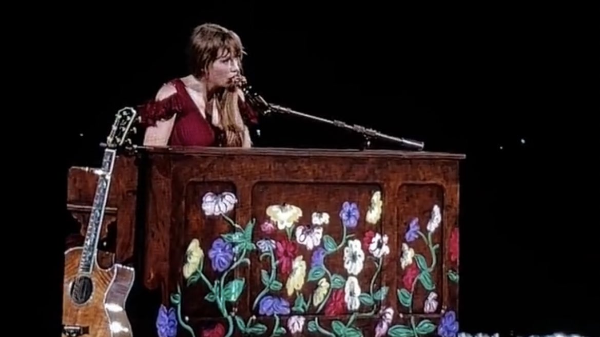 TSwiftLA's tweet photo. 📸 | Jack Antonoff requested ‘Death By A Thousand Cuts’ and Gracie Abrams requested ‘Clean’ for the surprise songs tonight! #TSTheErasTour #ArlingtonTSTheErasTour https://t.co/U7ZXmkXm9l