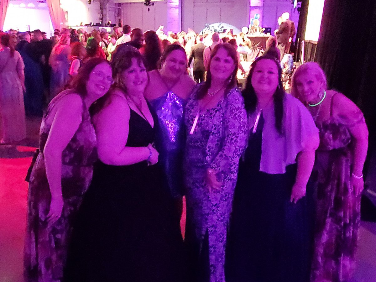 SunshineKitty07's tweet photo. Girl's night at  #SmileyProm https://t.co/VT7RANAX7e