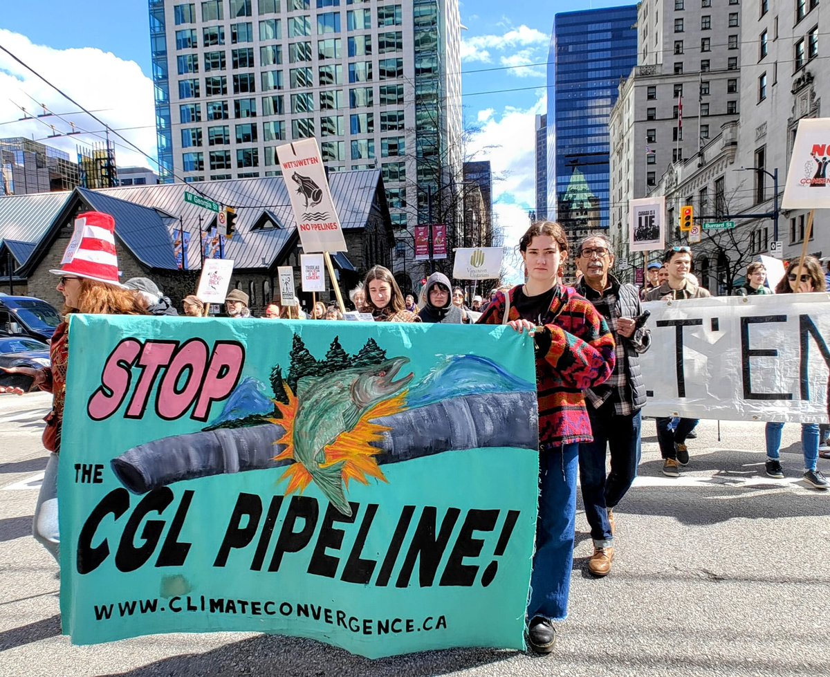 Great united @decolonialsol action in the streets of #Vancouver today in solidarity w/Wet'suwet'en & demanding that RBC bank divest from the CGL fracked-gas pipeline now! #WetsuwetenStrong #AllOutForWedzinKwa #AllEyesOnRBC #AbolishCIRG #RCMPofftheYintah #NoCGL #vanpoli #cdnpoli