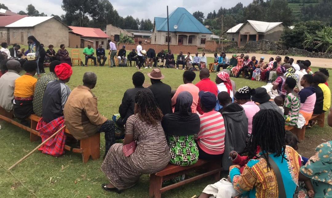 Annemwiza's tweet photo. Muri icyi cyumweru dusoza, impuzamiryango @ProfemmesTH n'abafatanyabikorwa bayo basuye abatuye @MusanzeDistrict . Mu biganiro byahatangiwe, harimo n'icyasobanuye #IsangeOneStopCenter , ibyo ikora n'uko ibikora. Ese wowe waba uzi icyo Isange One Stop Center ari cyo? Waba uzi ibyo ikora? Ni ryari wayigana? #NiceSunday bavandimwe.
#TurwanyeIhohoterwa
#PFTH2023
@RBCRwanda @RwandaGender @GenderMonitorRw @Imbuto @haguruka_ngo @rwamrec