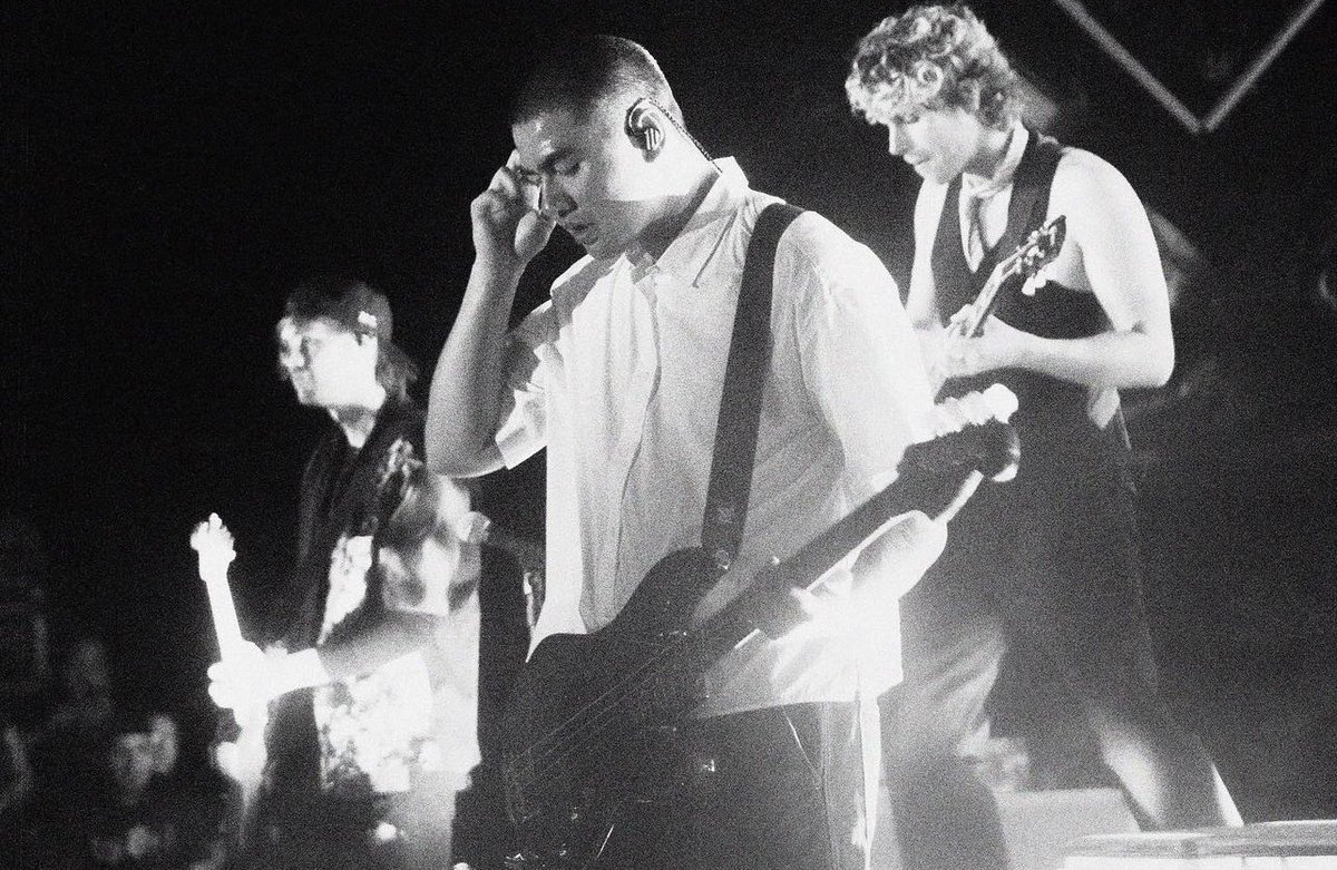 5SOS UPDATES on Twitter: "5SOS on stage last night via shmcto, a thread!"