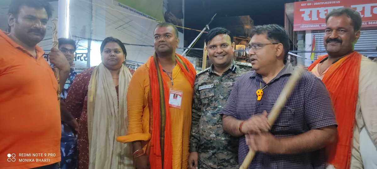 DC_Hazaribag's tweet photo. जिला में रामनवमी 2023 शांति एवं सौहार्दपूर्ण वातावरण में संपन्न होने पर जिलेवासियों क��� धन्यवाद। इस बार हजारीबाग वासियों ने मिसाल कायम किया है,��भी को दिल से आभार।
#hzbraamnavmi
@JharkhandCMO 
@prdjharkhand 
@HazaribagPolice https://t.co/PUze9o16l0