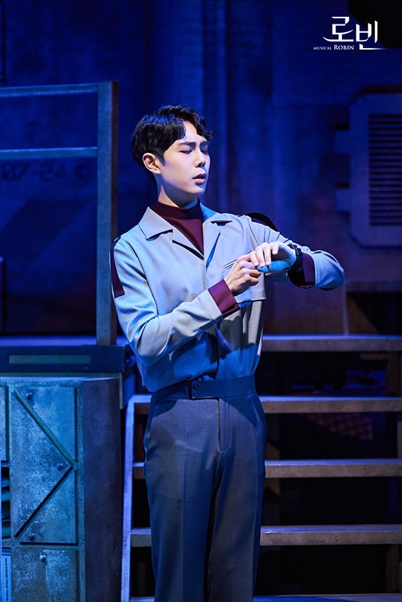 checkcheck_Leon's tweet image. 지구 시간으로 한 시 사 분… 기상 시간을 한참 넘겼는데 작은 주인님이 안 일어나셨어요. 아프신 줄 알고 정오에 들어가서 체온을 재고 생체 키트도 썼는데요. 아무 이상 없대요. 단순 수면 부족이라고 하셨어요.