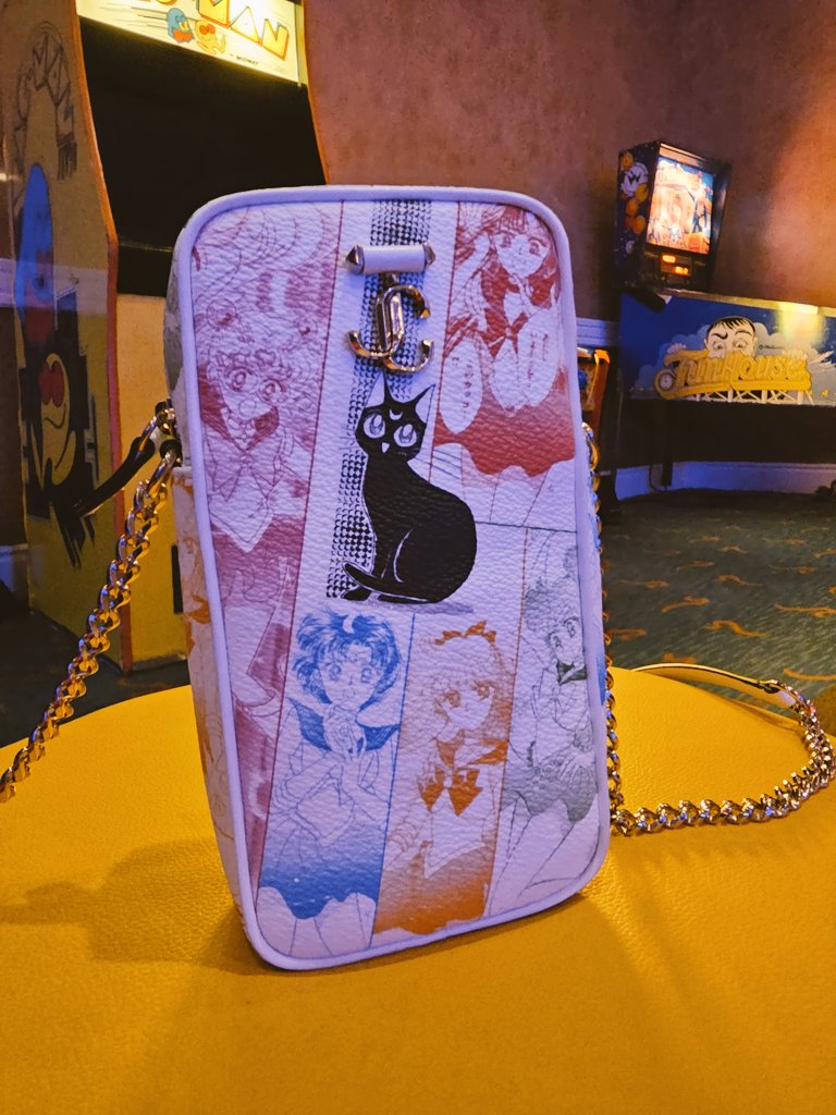 SailorSnubs's tweet photo. Took my second @jimmychoo x #SailorMoon bag to #sonycameracamp
This crossbody bag fits a Samsung S23 Ultra or Pixel 7 Pro perfectly! https://t.co/Fd03ns9GaH