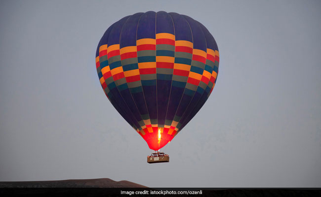 GOMexicoDaily's tweet photo. Hot Air Balloon Catches Fire Mid-Air In Mexico, Passengers Jump Off https://t.co/OGrP3zTHYY https://t.co/9z9yzRdQmD