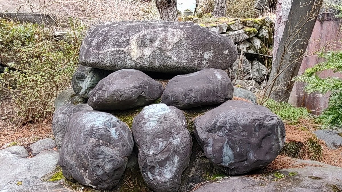 鼠石】 昔、双六川の鼠の精はこの石に宿り村人と親しんでいた。後に