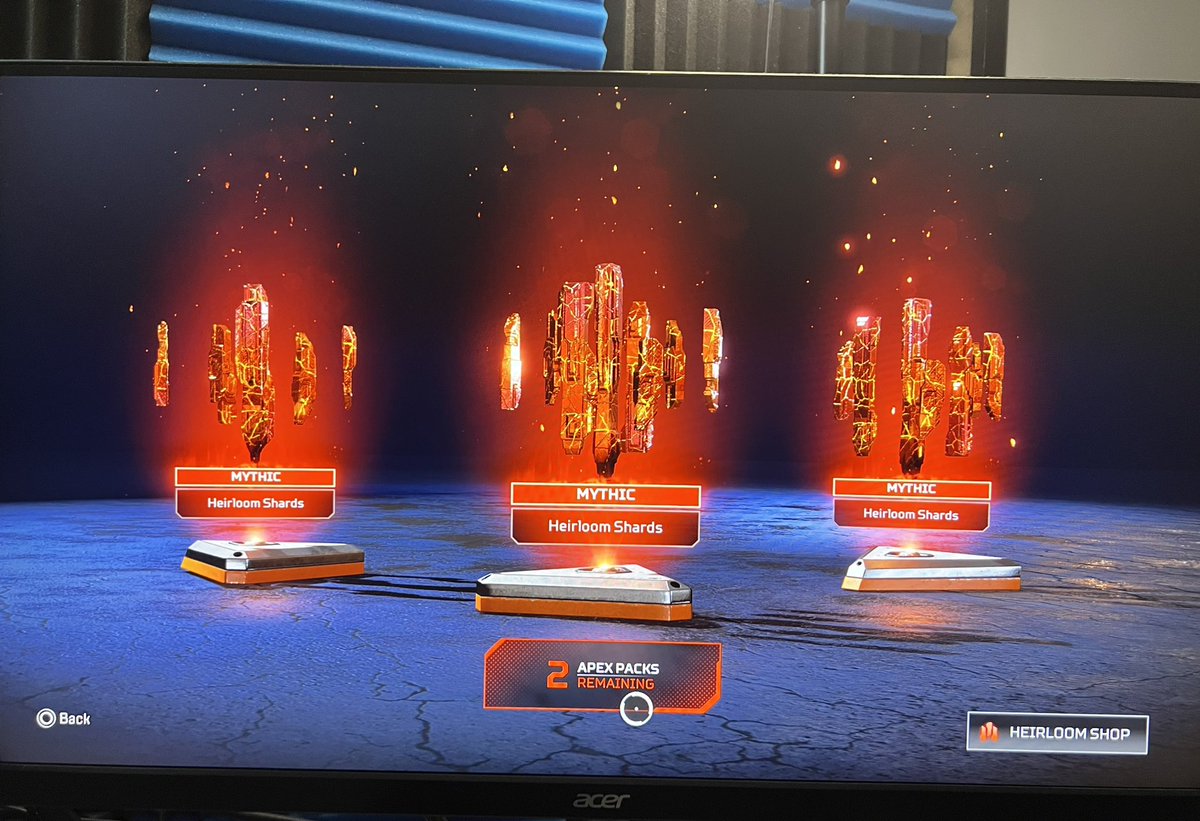 BlueTyger79's tweet photo. Took a break from homework &amp; got on 2 play some Legends of the Apex. Lol. I’m playing with my girl/mod from the den &amp; said 2 her since I been gone since forever it would be funny Apex give me some heirloom to stay on here &amp; the following pack opened BOOM! This is her response 🤬 https://t.co/3GRlFXMGFL