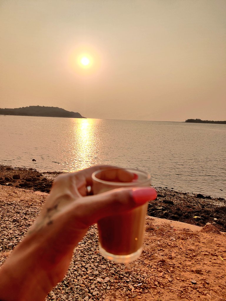 mimansashekhar's tweet photo. Putting all the current trends together in a single tweet -- posting a sunset click, a random pic, a pic on the driving seat and a food pic from my camera. And not giving any explanation for either! 😅
#whoaskedforit #okbye https://t.co/JcTKrcnBrE