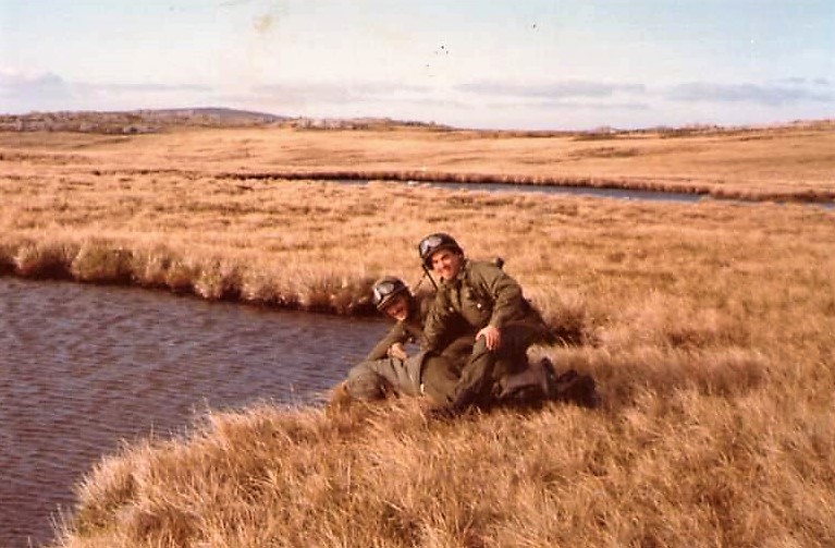 REPUDIABLE: UN OFICIAL PUBLICÓ UNA FOTO TORTURANDO A UN SOLDADO EN MALVINAS
📌acortar.link/dcK2n2
Nuevas pruebas documentan la tortura que aplicaban un oficiales y suboficiales argentino a sus propios soldados durante la guerra, sumergiéndole la cabeza en un charco de agua.