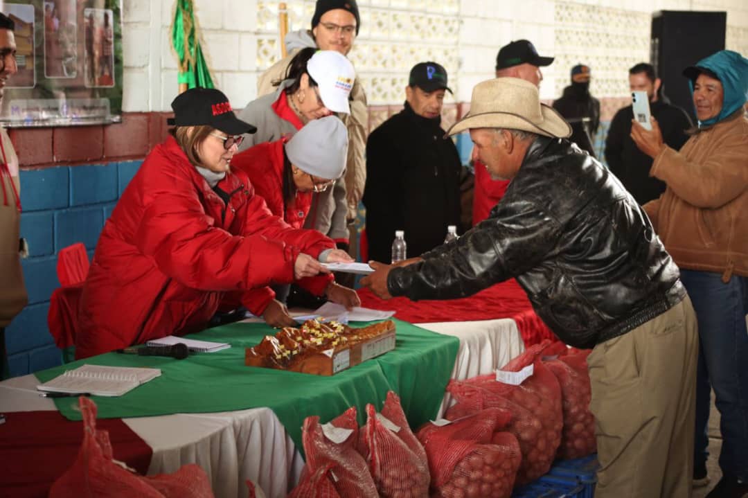 Gabrielasjr's tweet photo. La Alianza Científica Campesina @codecyt con @proinpa y @asocramr atenderán 7500 ha de cultivos de papas, zanahorias y ajo bajo una técnica ecológica para conservar agua en el ecosistema

3500 familias son beneficiarias de esta experiencia promovida por el Gobierno Bolivariano https://t.co/SkVuwnYqpu