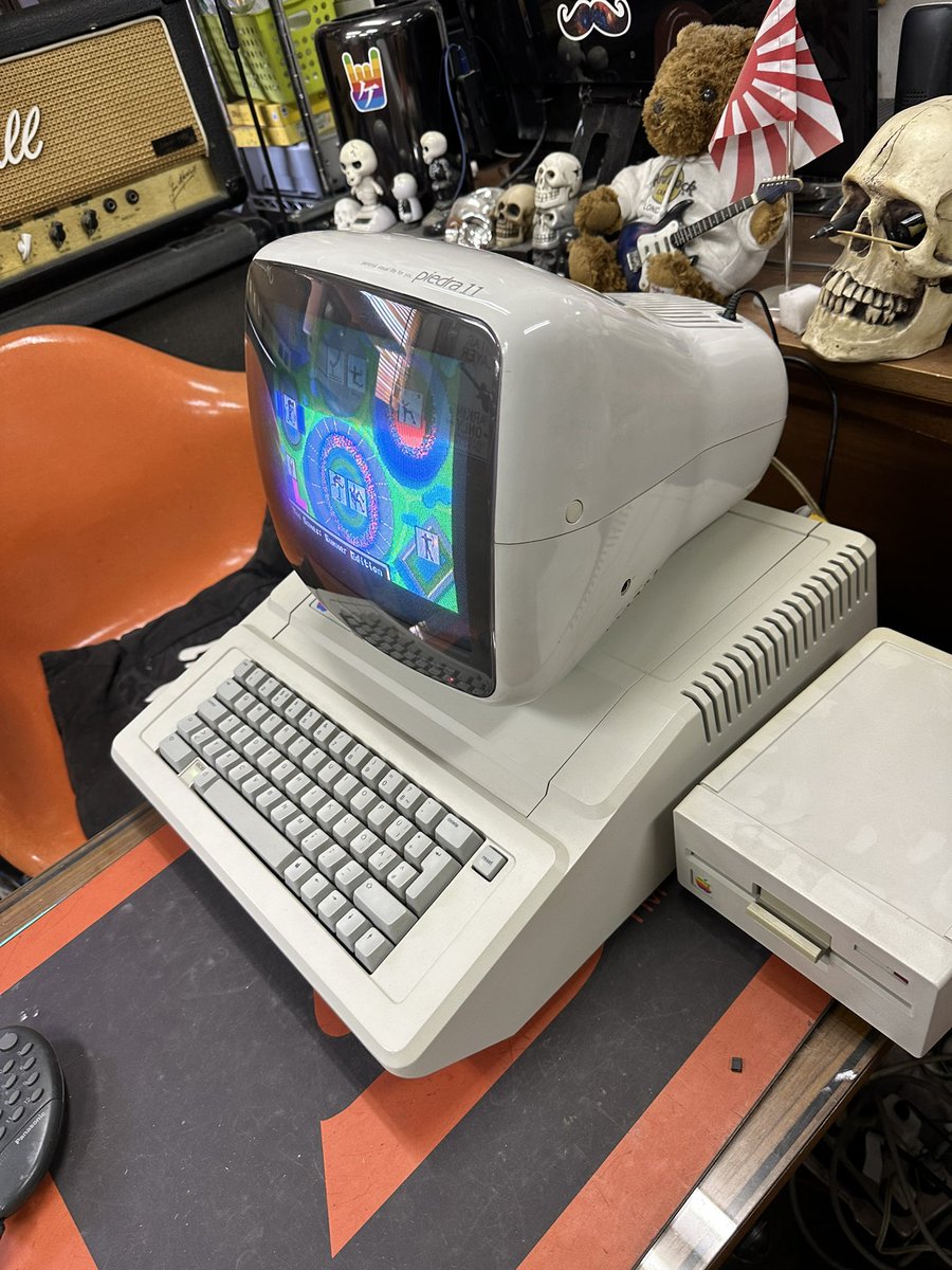 infinity5750's tweet photo. This monitor is Japanese old TV made by Panasonic. The colors of the Apple IIe Euro Platinum and this TV match and look cool. It's like space age…
#Macintosh #KerosMacMods #SatanicMacClub #AppleII https://t.co/8TH7ZkLKFH
