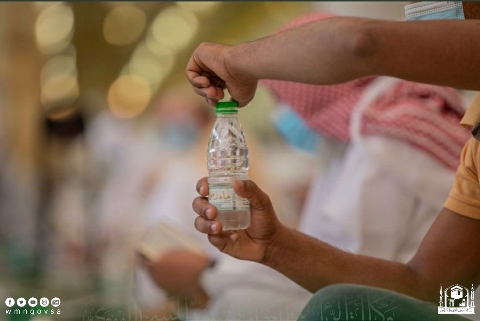 HaramainInfo's tweet photo. The Prophet’s Mosque is supplied with about 400 tons per day of blessed Zamzam water, and 520 employees supervise the organization of the business, through the operations of filling containers &amp; transporting them to the places designated for them including the roof and its yards. https://t.co/wqhWmuugfW