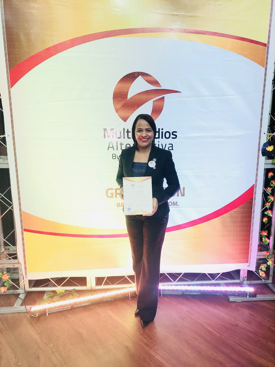 Anadaisygs's tweet photo. Comparto con todos ustedes la alta distinción realizada a mi persona, en la 2da. Graduación de Multimedios Alternativa  y la Escuela Técnica Locutoril Félix Betances,  en Barahona.

Gracias Barahona para hacerme sentir hija de tus tierras. https://t.co/p5neNvLOFd