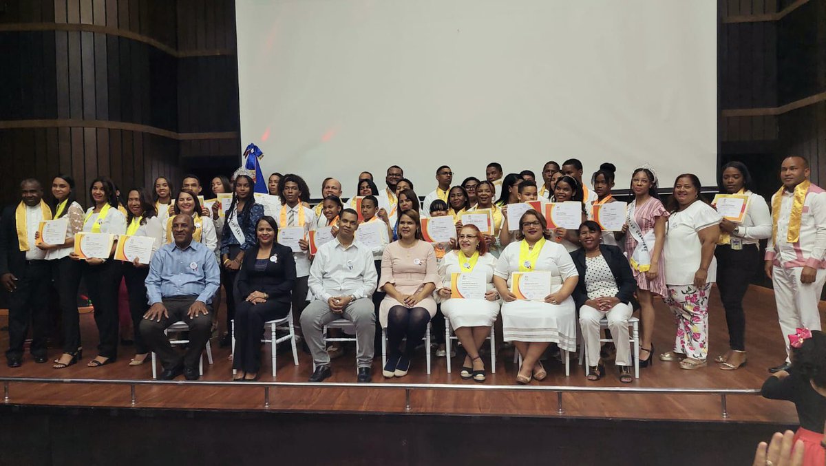 Anadaisygs's tweet photo. Comparto con todos ustedes la alta distinción realizada a mi persona, en la 2da. Graduación de Multimedios Alternativa  y la Escuela Técnica Locutoril Félix Betances,  en Barahona.

Gracias Barahona para hacerme sentir hija de tus tierras. https://t.co/p5neNvLOFd