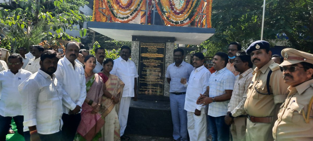 సర్ధార్ సర్వాయి పాపన్న గారి వర్ధంతి సందర్బంగా నగరంలోని వినాయక్ నగర్ లోగల విగ్రహానికి పూలమాల వేసి నివాళ్లు అర్పించిన నగర మేయర్ శ్రీమతి దండు నీతూ కిరణ్ శేఖర్ గారు
