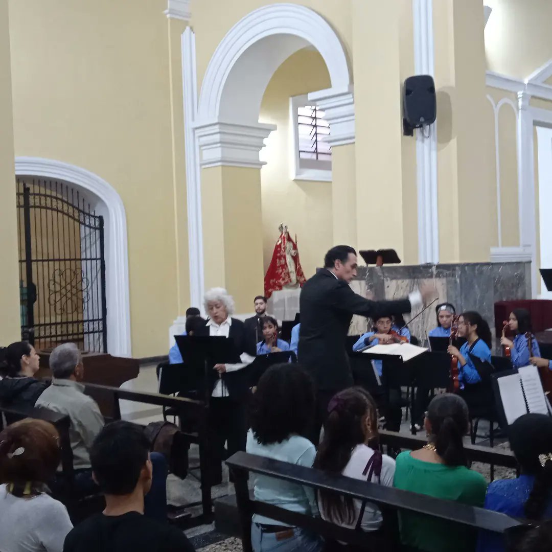 emilianogarc67's tweet photo. #1Abr #Valencia #ConciertoSacro #IglesiaCandelaria
Hoy disfrutamos de la orquesta de Cuerda en Concierto Sacro  con la Soprano Blanca Valladares y Manuel Labrador Contratenor en la Iglesia de la Candelaria https://t.co/DyvwrqLl55